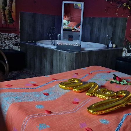 B&B L'Altro Anfiteatro Camera Suite Санта-Мария-Капуа-Ветере Экстерьер фото